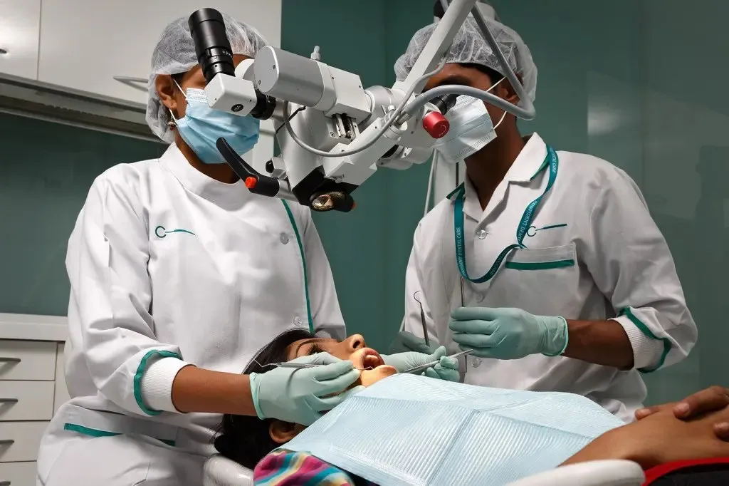 በማይክሮስኮፕ የሚደረግ የነርቭ ሕክምና Treatment at Green Life Dental